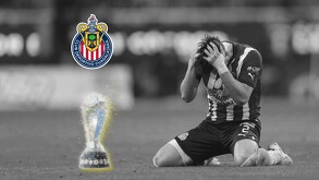 Composición de imagen en blanco y negro de un jugador de Chivas de rodillas con las manos en la cabeza, junto al escudo del club y un trofeo dorado con brillo
