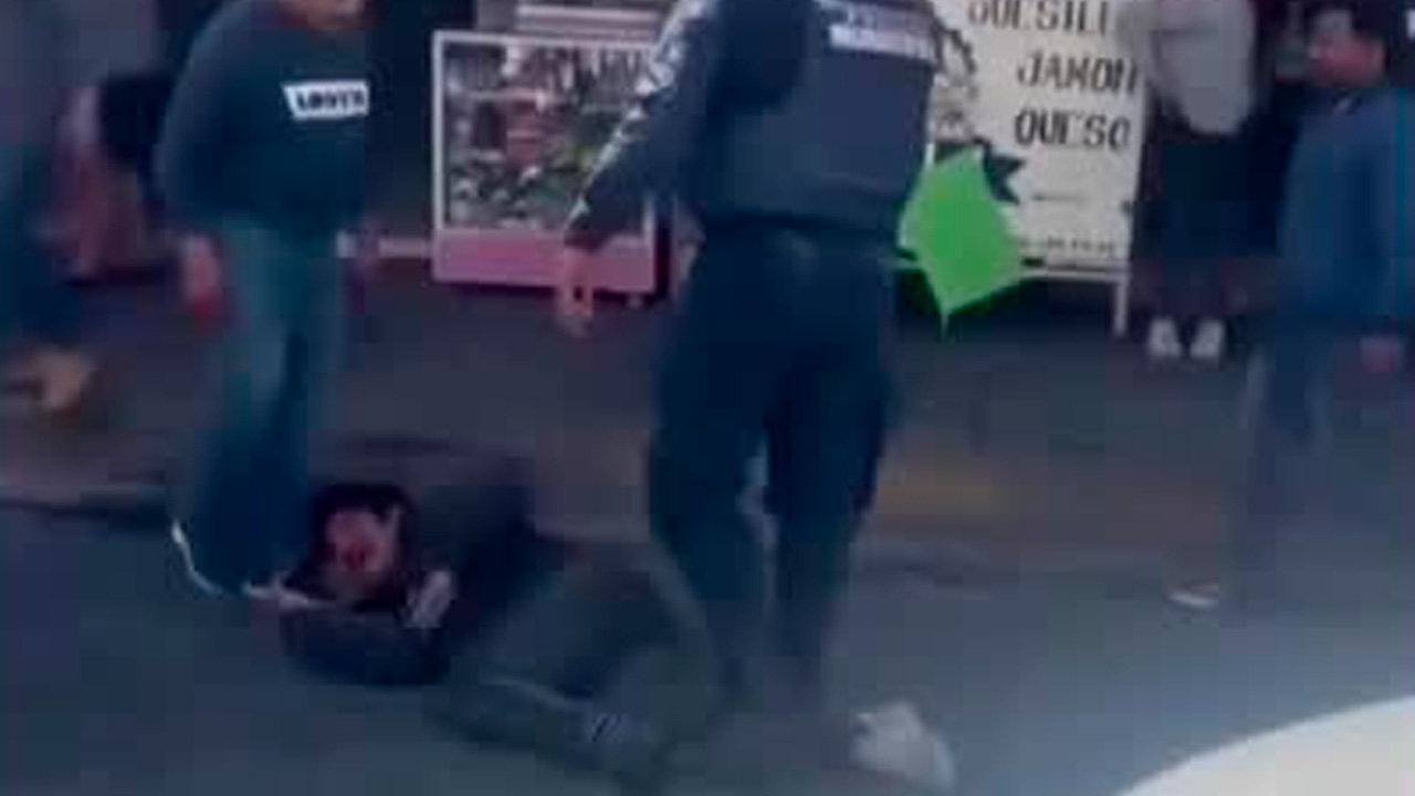 Dos presuntos ladrones fueron detenidos y golpeados por comerciantes de Tecamachalco, luego de ser acusados de robar mercancía de un negocio de maquinitas.