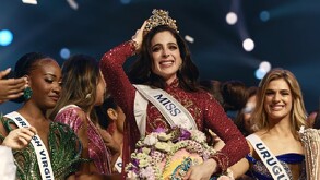 Fátima Bosch portando la corona The Lumière de l’Infini tras ser nombraba como la ganadora de Miss Universo 2025.