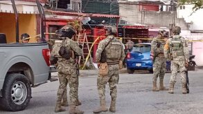 Militares parados afuera de un domicilio tras un asesinato en Tuxpan, Veracruz.