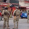 Militares parados afuera de un domicilio tras un asesinato en Tuxpan, Veracruz.