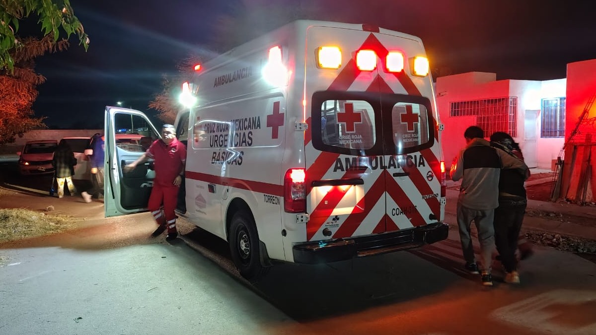 Paramédicos atendiendo a un joven que fue agredido con piedras en fraccionamiento Rancho Alegre.