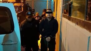 El Licenciado siendo custodiado por elementos de la policía, tras ser capturado por el asesinado te Carlos Manzo.