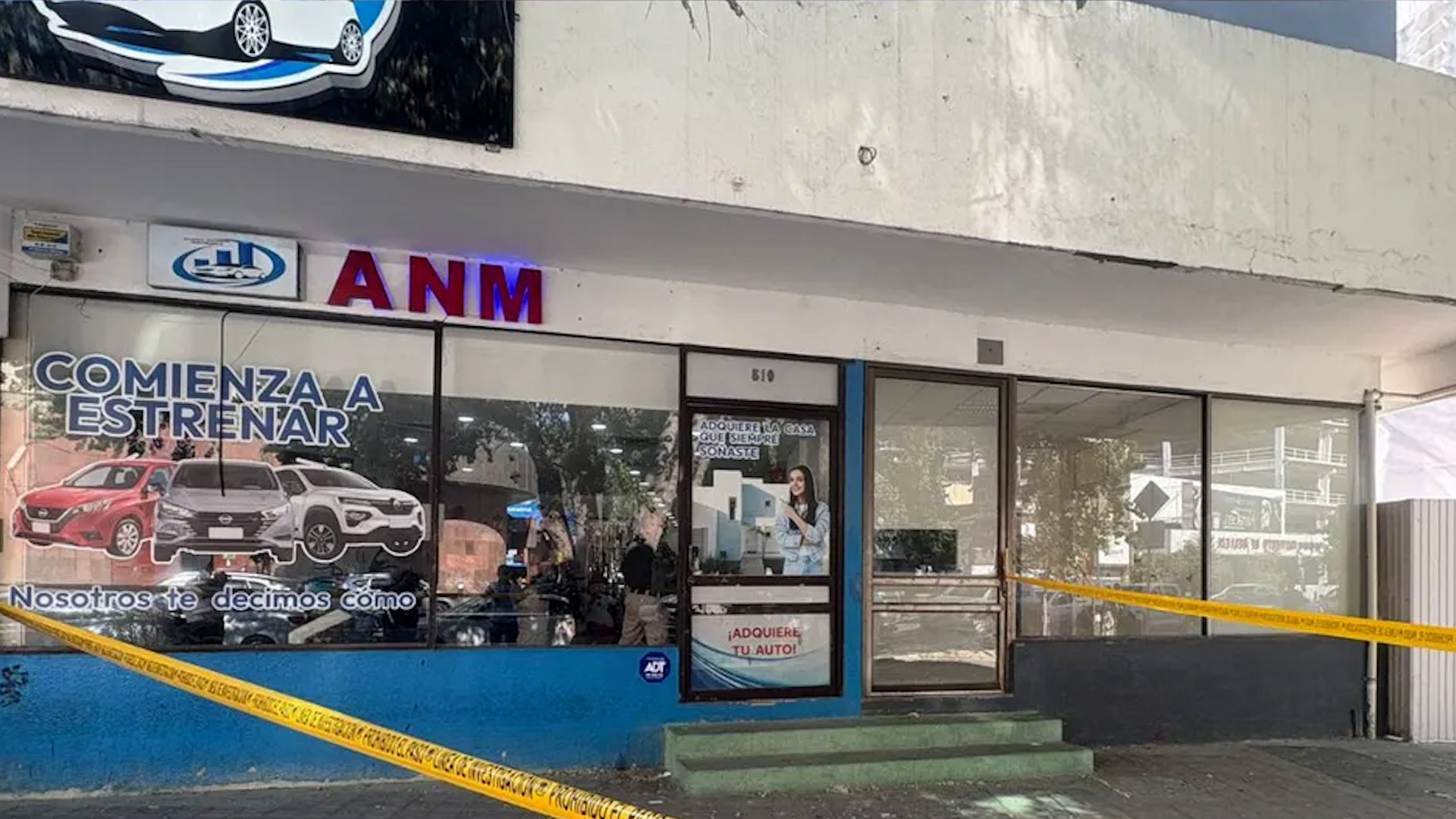 Elementos de investigación realizan investigaciones por fraudes de créditos para vehículos.