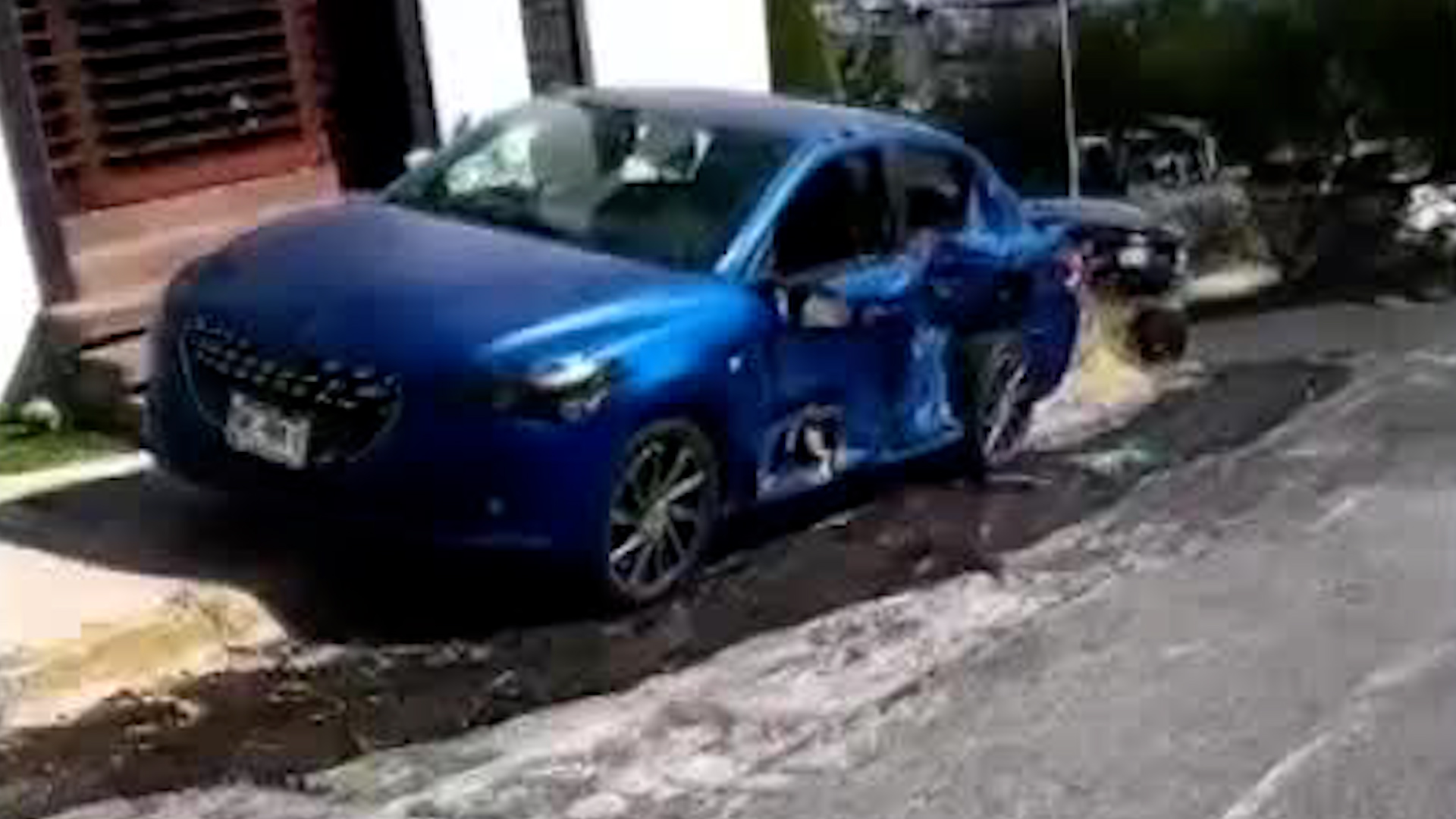 En la colonia Colinas Mederos, la unidad de carga habría tenido una falla mecánica, que provocó que bajara por una pendiente a la baja de una zona habitacional.