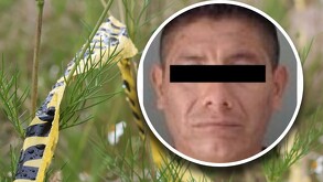 El rostro de un hombre sobrepuesto a una imagen de un terreno baldío con una cinta de seguridad.