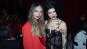 Belinda y Cazzu posando juntas en su primer encuentro durante un evento de la revista GQ.