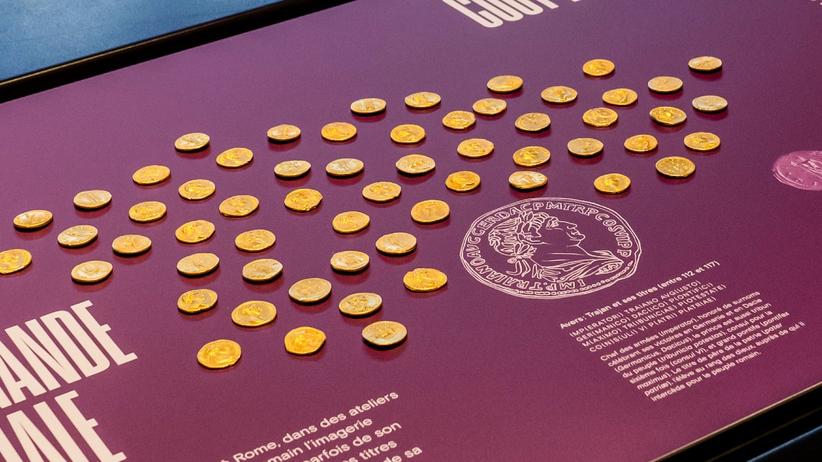 Monedas de oro y escudo del museo temático de la antigua Roma en Lausana