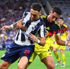 Lucas Ocampos enfrentándose a Sebastián Cáceres en el partido de jornada regular entre Rayados y América
