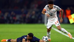 Hakimi tirado en el césped debido a una falta provocada por Luis Díaz en el partido PSG vs Bayern Múnich de Champions League 2025.