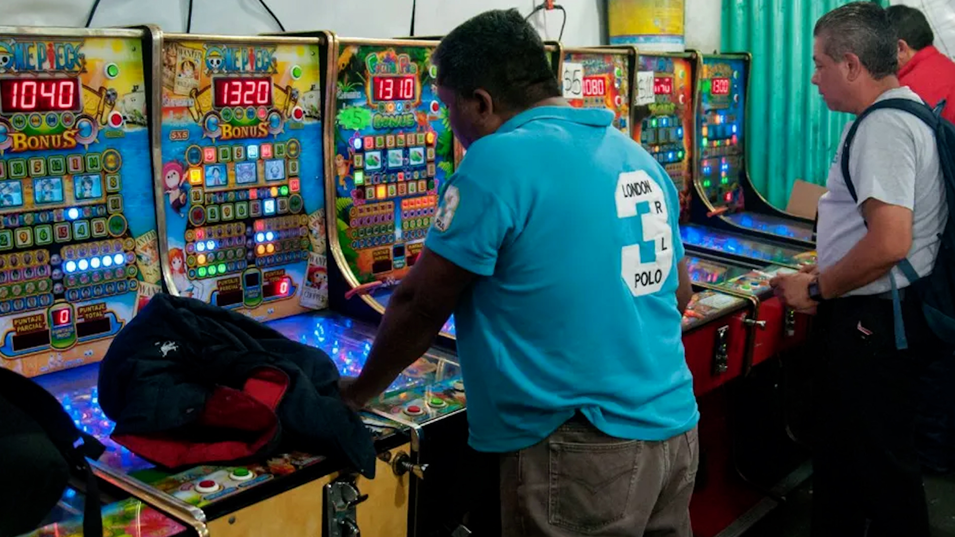 De acuerdo a la Ley Federal de Juegos y Sorteos, podría aplicarse prisión de tres meses a tres años a quienes alberguen estas máquinas.