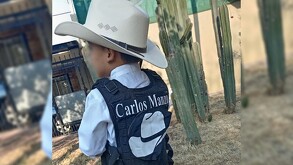 De acuerdo con su madre, la escuela pidió que cada alumno eligiera “un personaje representativo de la historia de México” y él eligió ir de Carlos Manzo.