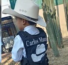 De acuerdo con su madre, la escuela pidió que cada alumno eligiera “un personaje representativo de la historia de México” y él eligió ir de Carlos Manzo.