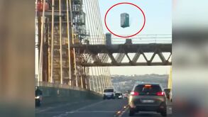 Baño Portatil cayendo desde una gran altura de unaobra pública en Sevilla, dejando las eses sobre la carretera