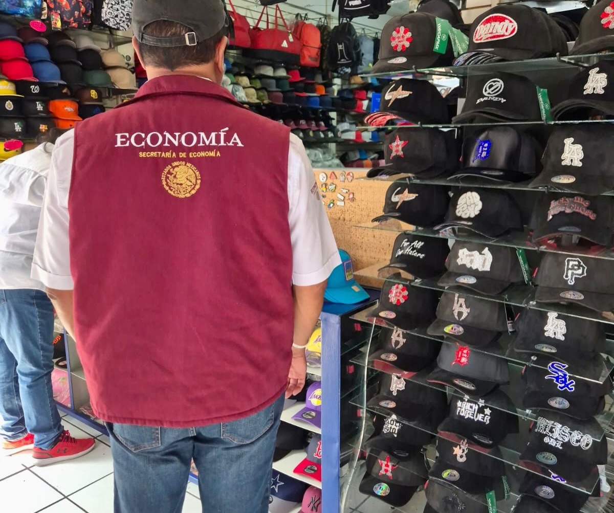 Operativo contra la piratería comandado por IMPI es realizado en el Mercado San Juan de Dios de Guadalajara.