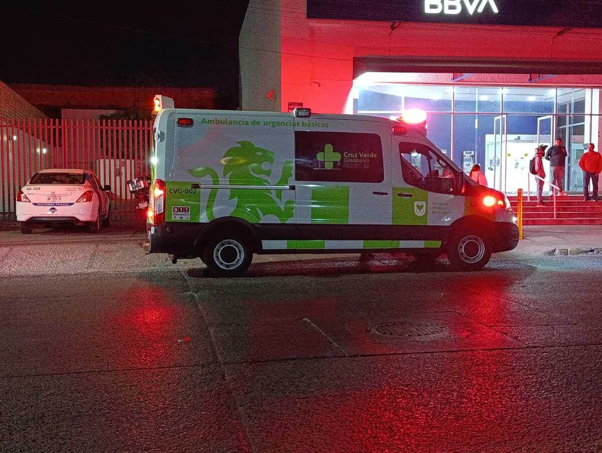 Mientras se encontraba estacionado, el dueño de un coche escuchó un fuerte impacto; se trataba de un motociclista que impactó su auto y murió.