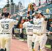 jugadores de pericos de puebla en un partido de béisbol
