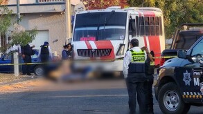 Un camión del transporte público fue víctima de un ataque a balazos en Michoacán, el chofer habría muerto.