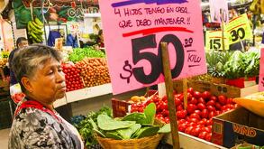 Señora haciendo una mueca al ver los precios en los mercados de Puebla.