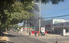 incendio de Bodega Aurrera de Ixtapa en Puerto Vallarta visto desde la calle
