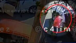 Un sujeto golpeando a mecánico porque le dijo el auto que estaba arreglando le estorbaba para pasar