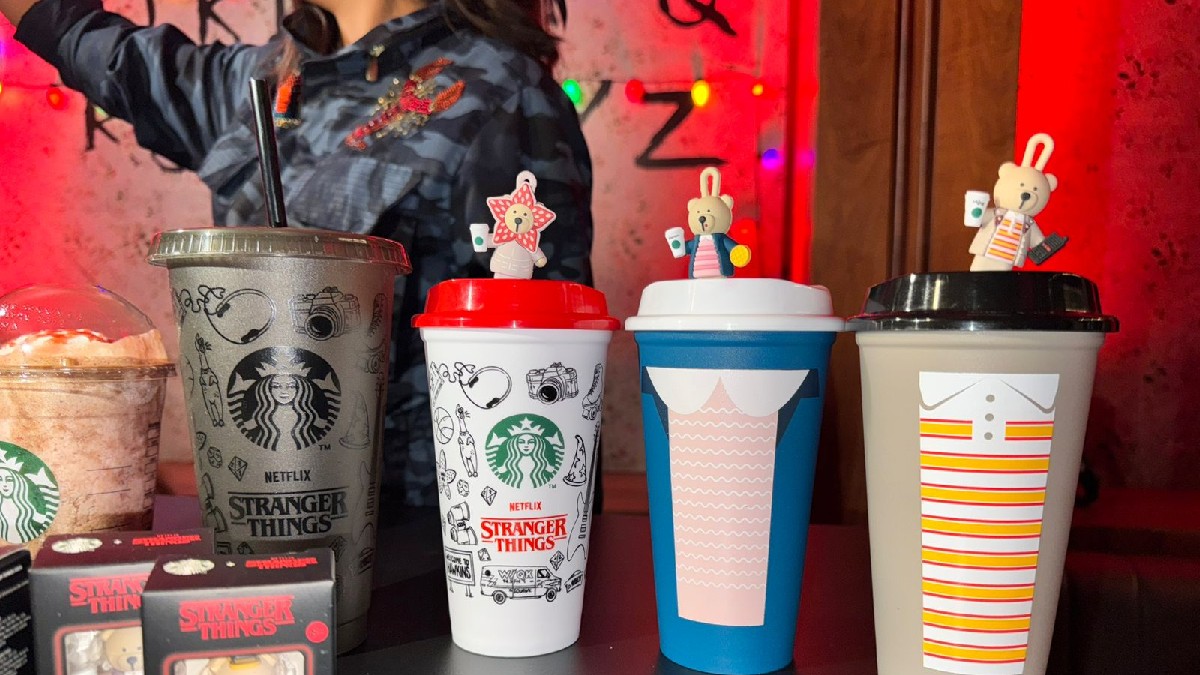 Una línea de cuatro vasos coleccionables de café de Starbucks con temática de la serie Stranger Things. Los vasos tienen colores, logotipos y tapas especiales