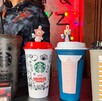 Una línea de cuatro vasos coleccionables de café de Starbucks con temática de la serie Stranger Things. Los vasos tienen colores, logotipos y tapas especiales
