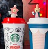 Una línea de cuatro vasos coleccionables de café de Starbucks con temática de la serie Stranger Things. Los vasos tienen colores, logotipos y tapas especiales