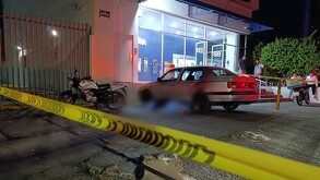 Mientras se encontraba estacionado, el dueño de un coche escuchó un fuerte impacto; se trataba de un motociclista que impactó su auto y murió.