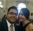 Hombre se piel morena clara y lentes y mujer piel morena clara, trenza y vestido negro