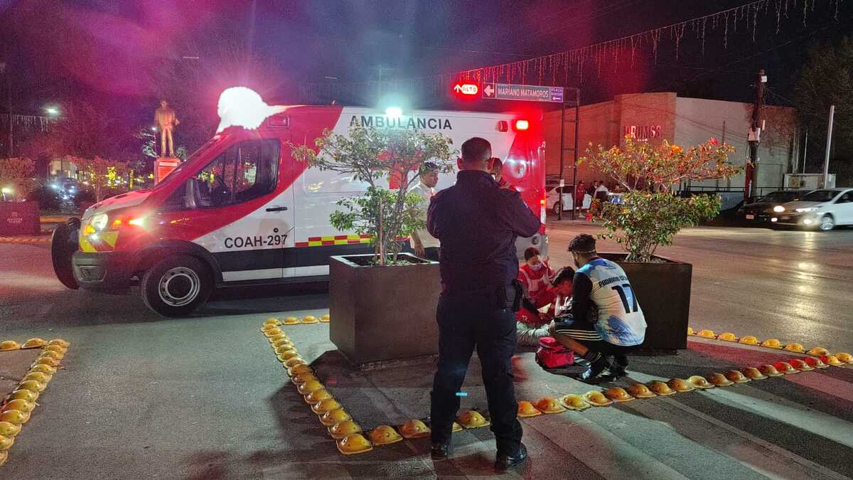Un hombre siendo atendido por paramédicos de Cruz Roja en Torreón tras fuerte accidente.