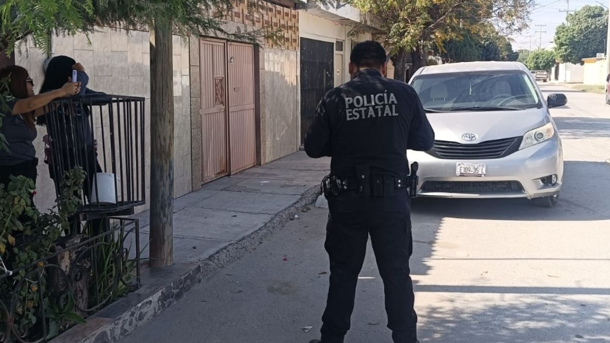 Elementos de la Policía del Estado afuera de la casa del hombre encontrado sin vida en San Pedro, Coahuila.