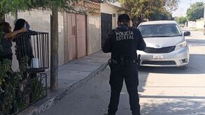 Elementos de la Policía del Estado afuera de la casa del hombre encontrado sin vida en San Pedro, Coahuila.