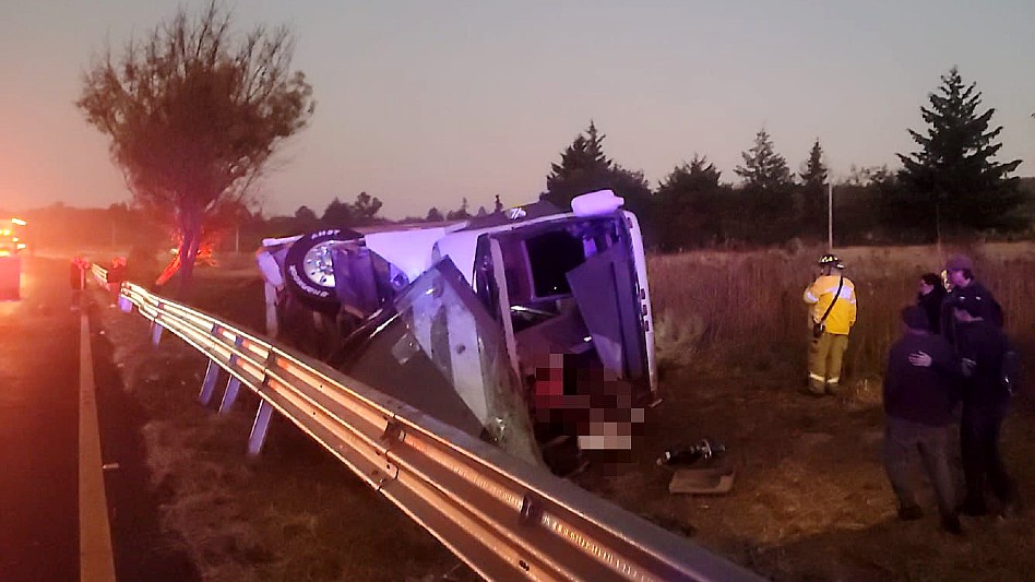 Camión de turismo volcado a un costado de la carretera Morelia-Pátzcuaro en Michoacán durante las primeras horas de la manaña
