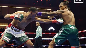 David Benavidez en combate contra Anthony Yarde en Arabia Saudita.
