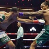 David Benavidez en combate contra Anthony Yarde en Arabia Saudita.