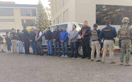 Grupo de personas esposadas en la calles