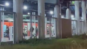 Usuarios de la Línea B del Metro corriendo en la estación Villa de Aragón.