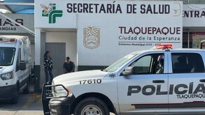 Patrulla de la Policía Municipal de Tlaquepaque al exterior de una unidad médica de urgencias con una ambulancia estacionada