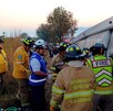 Elementos de Protección Civil y Bomberos de Michoacán al lado del techo del camión volcado sobre la carretera Morelia–Pátzcuaro