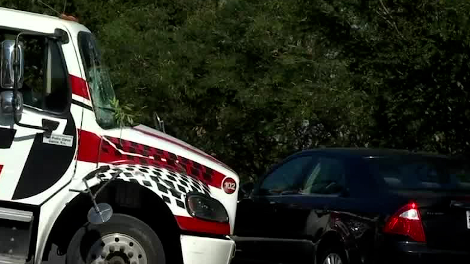 Al menos cuatro automóviles se vieron afectados por el deslizamiento de un camión de carga en la colonia Acueducto Satélite.