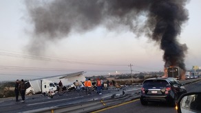 El fatal accidente provocó un caos vial, deteniendo el tránsito con rumbo a Irapuato.