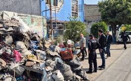 Basura acumulada y policías y transeuntes en la zona
