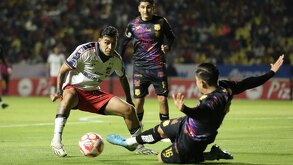 Jugadores de Irapuato y Atlético Morelia durante el juego de ida de la Semifinal del Apertura 2025 en la Liga de Expansión.