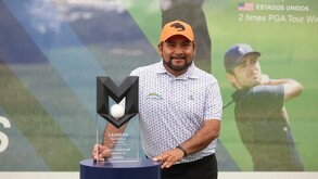 José 'Camarón' Rodríguez sosteniendo el trofeo de ganador de la Copa Multimedios 2025.