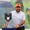José 'Camarón' Rodríguez sosteniendo el trofeo de ganador de la Copa Multimedios 2025.