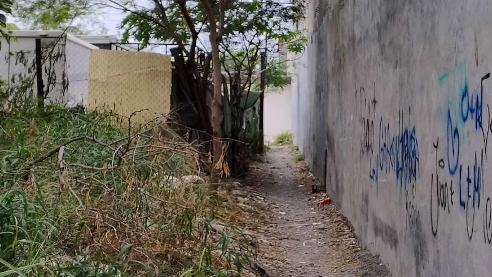 Los habitantes de una zona de la colonia La Alianza, en Monterrey, se encuentran indignados luego del presunto abuso sexual a un niño en un callejón.