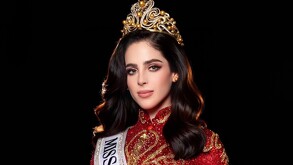 Fátima Bosch con vestido rojo y corona de Miss Universo