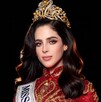 Fátima Bosch con vestido rojo y corona de Miss Universo