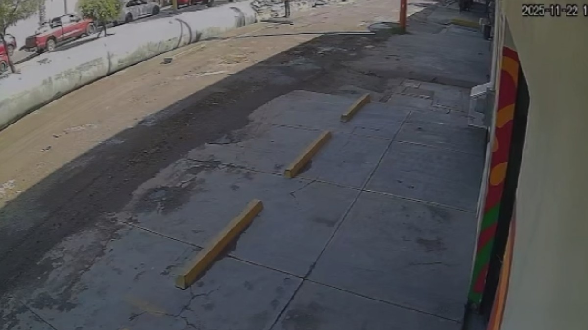 banqueta en color gris al lado de gran tubo de gas natural